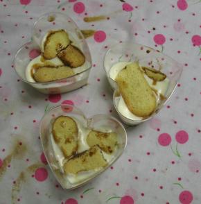 倒入一部分提拉米苏糊，在放入一层蘸过咖啡酒的饼干