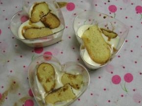 倒入一部分提拉米苏糊，在放入一层蘸过咖啡酒的饼干