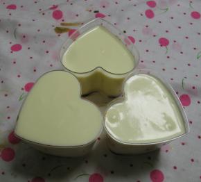 在倒入提拉米糊铺满整个杯子，刮平表面，放入冰箱冷藏6小时，或者过夜