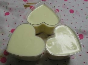 在倒入提拉米糊铺满整个杯子，刮平表面，放入冰箱冷藏6小时，或者过夜