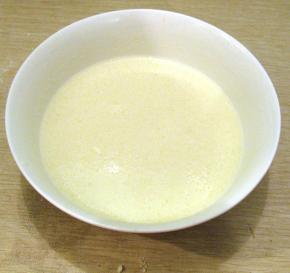 糯米粉倒入碗中加入澄粉加入粘米粉加入色拉油加入白糖加入炼奶加入牛奶，用手动手蛋器将材料打匀成面糊