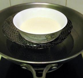 面糊过筛后倒进容器里，锅里倒入适量水，隔水蒸熟