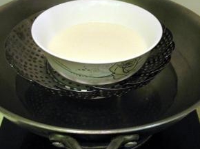 面糊过筛后倒进容器里，锅里倒入适量水，隔水蒸熟
