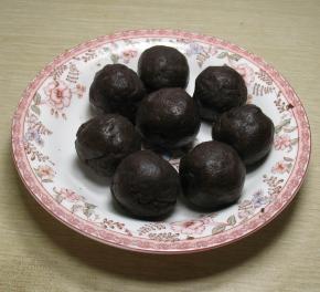 豆沙馅分成30克一个，揉成圆型