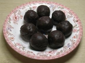 豆沙馅分成30克一个，揉成圆型