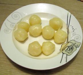 冰皮分成20克一个，揉成圆型，放上一个豆沙馅，