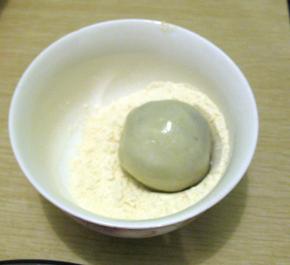 沾上一点熟糯米粉