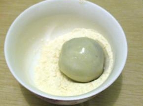 沾上一点熟糯米粉