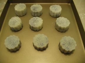 漂亮的冰皮月饼就出模了，放入冰箱冷藏3-4小时后再吃