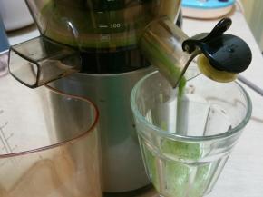 菠菜汁用原汁机榨汁