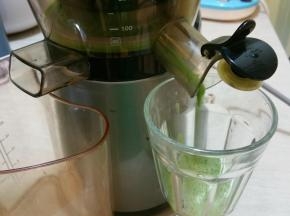 菠菜汁用原汁机榨汁