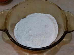 糯米粉里加一点点盐，加适量的糖，拌匀