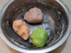 面分成三份，分别加入菜汁，揉成各种颜色的面团