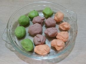 分成等大小的小团包馅料