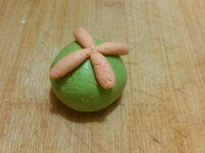 揉4个水滴状的小面团，排好在汤圆上