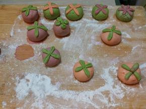 运用各种手边的工具，同理可以做很多不同的花型，做好之后下锅煮熟，就完成了