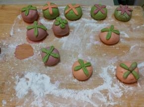 运用各种手边的工具，同理可以做很多不同的花型，做好之后下锅煮熟，就完成了