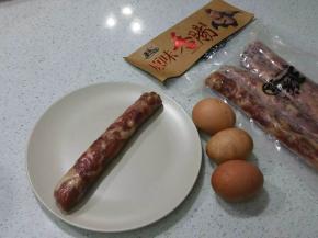 准备好鸡蛋和腊肠