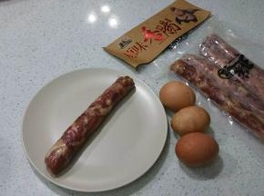 准备好鸡蛋和腊肠