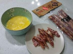 腊肠去皮，切片鸡蛋打散