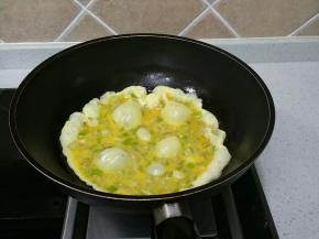 锅烧热，放入油油烧热放入鸡蛋液，烧到成形