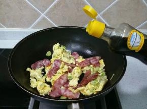 加入适量的酱油翻炒均匀