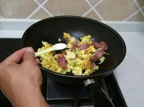 加入适量的盐翻炒均匀、