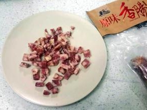 腊肠去皮，切小丁