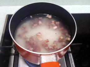 放在小锅里煮开