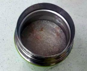 煮开的大米和腊肠，倒在焖烧壶里，盖好盖子，早上就可以吃了