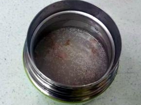 煮开的大米和腊肠，倒在焖烧壶里，盖好盖子，早上就可以吃了