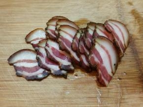 腊肉切片洗干净，控干水份