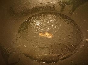 锅中倒入油，烧热