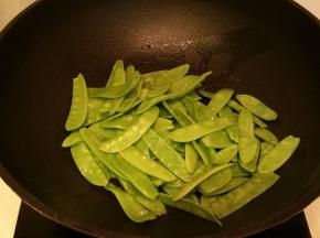 .倒入荷兰豆翻炒