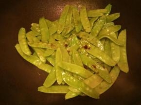 加入少量酱油，盐，翻炒