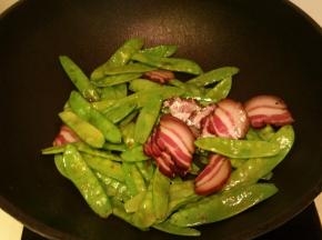 加入腊肉翻炒片刻