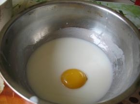 加入蛋黄，分次加，每次加一个用手动打蛋器搅至完全融合