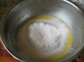 分二次加入面粉，每次都用手动打蛋器搅拌均匀至无颗粒