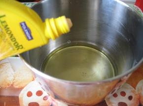 蛋清中加几滴柠檬汁，至出鱼眼泡，60克糖分三次加入蛋清中，打至9分发