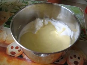 把蛋黄液倒入蛋白中，切拌均匀