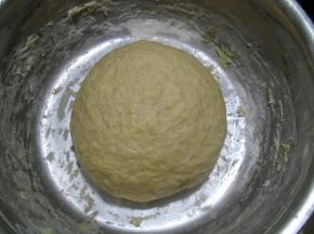 将主料中除黄油以外，其它全部加入到面包机内桶里，启动面包机开始和面至光滑面团，把黄油放入面团里，揉成较光滑的面团，面发至原面团的二倍大