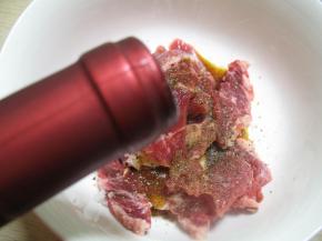 牛肉切成片，牛肉中加入适量的盐，糖，黑胡椒碎，酱油，红酒，拌匀，腌至入味