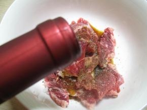 牛肉切成片，牛肉中加入适量的盐，糖，黑胡椒碎，酱油，红酒，拌匀，腌至入味