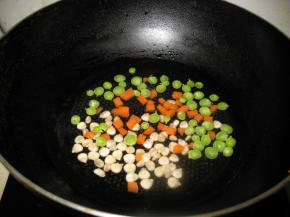 青豆粒，玉米粒，胡萝卡粒，入锅中煮熟