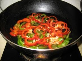 青红黄椒切丝入锅煮熟，控干水份