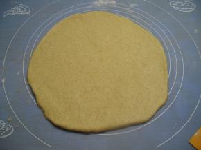 发酵好的面团，面板上撒上面粉，将面团擀成比模具略大的圆饼，备用