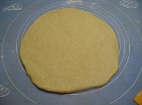 发酵好的面团，面板上撒上面粉，将面团擀成比模具略大的圆饼，备用