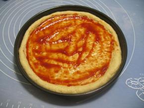 在饼皮上抹上番茄酱