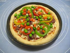 放上青红椒圈，撒上青豆粒，玉米粒，胡萝卡粒