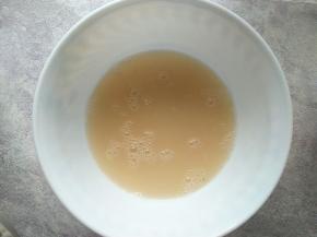 将水、酵母、红糖混合并搅拌至融化，静置片刻备用；